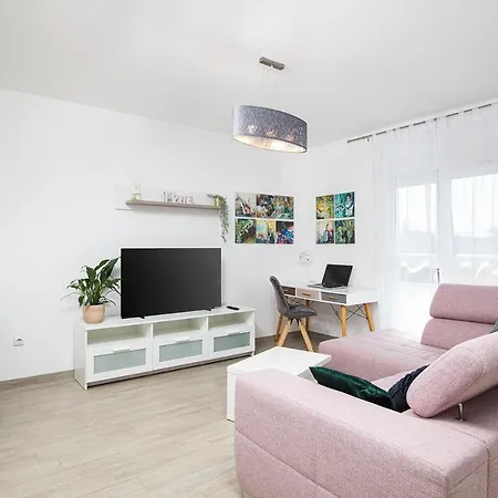 Sweet City Center With Balcony & Private Parking Pula Exterior photo