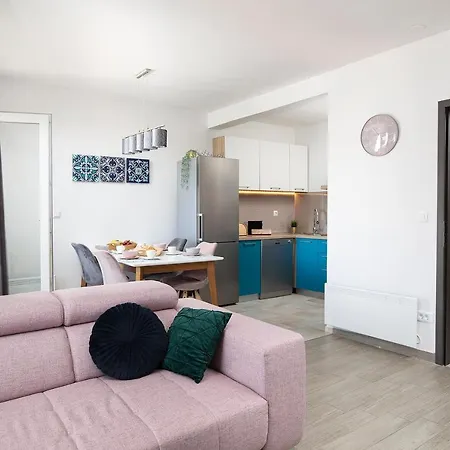 Sweet City Center With Balcony & Private Parking Pula Exterior photo