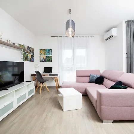 Sweet City Center With Balcony & Private Parking Pula Exterior photo