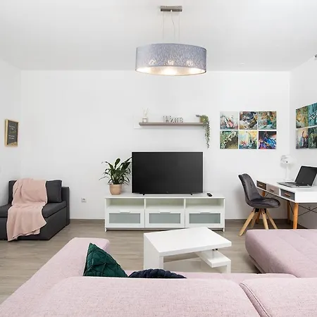 Sweet City Center With Balcony & Private Parking Pula Exterior photo