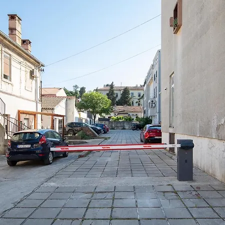 Sweet City Center With Balcony & Private Parking Pula Exterior photo