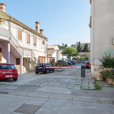 Sweet City Center With Balcony & Private Parking Pula Exterior photo