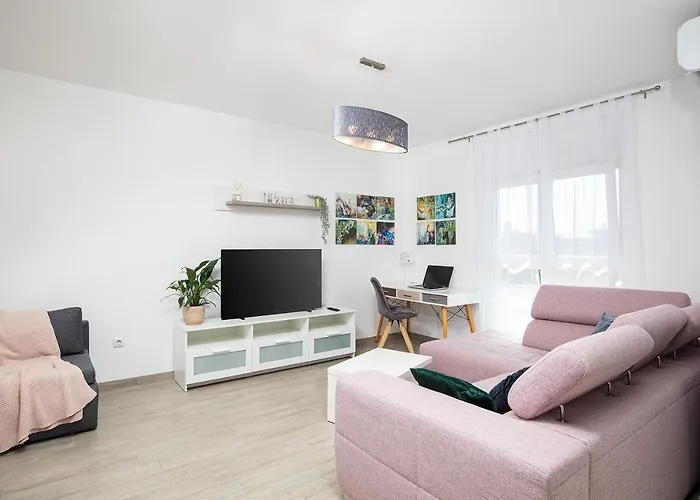 Stylish City Stay With Balcony & Free Parking