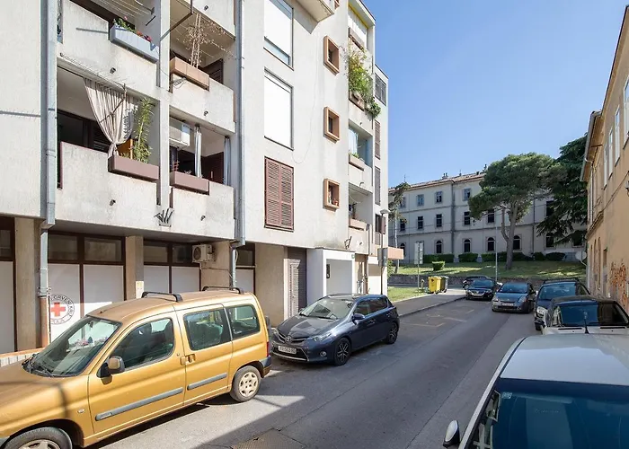 Stylish City Stay With Balcony & Free Parking