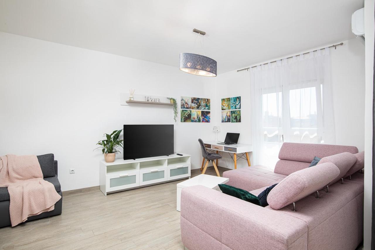 Sweet Center With Balcony & Private Parking Apartment Pula