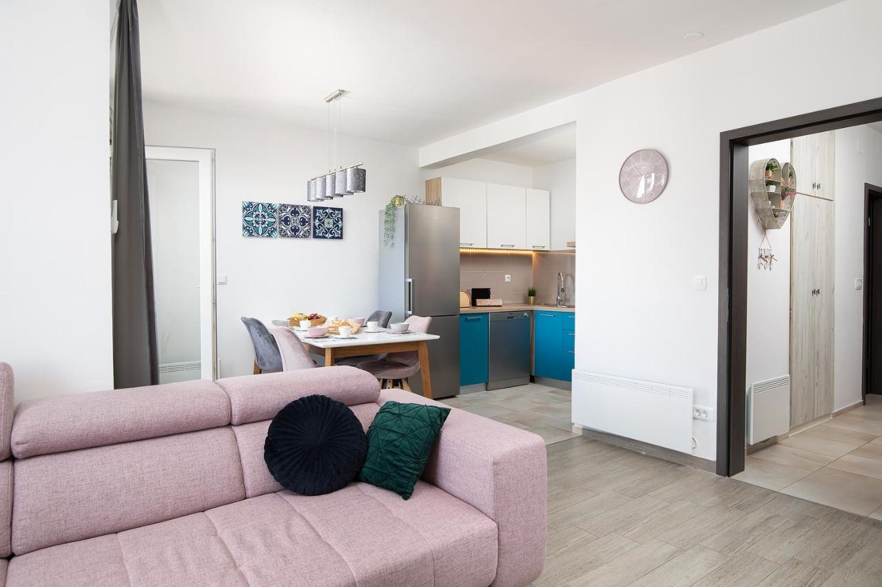 Sweet Center With Balcony & Private Parking Apartment *