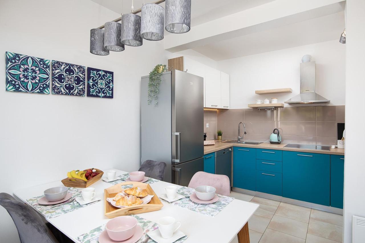 Sweet Center With Balcony & Private Parking Apartment Pula