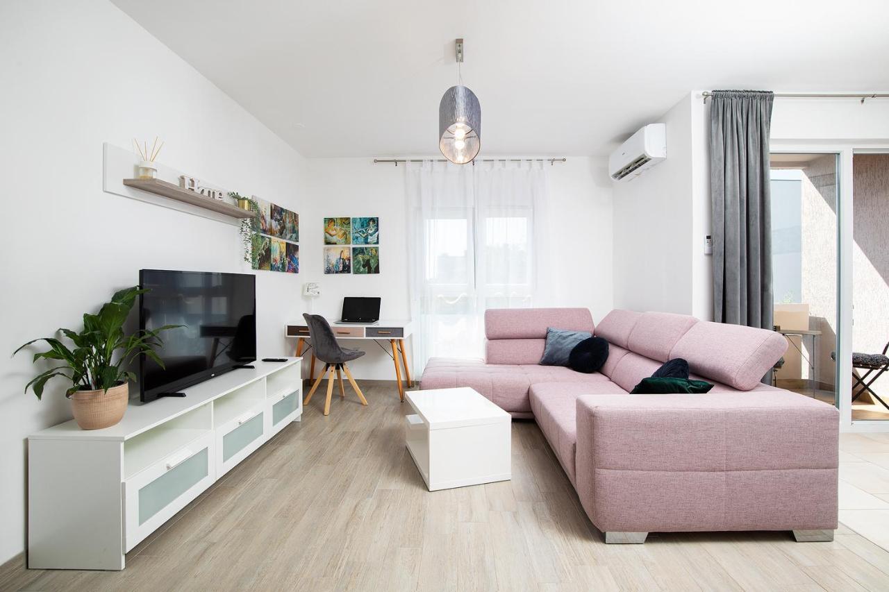 Sweet Center With Balcony & Private Parking Apartment