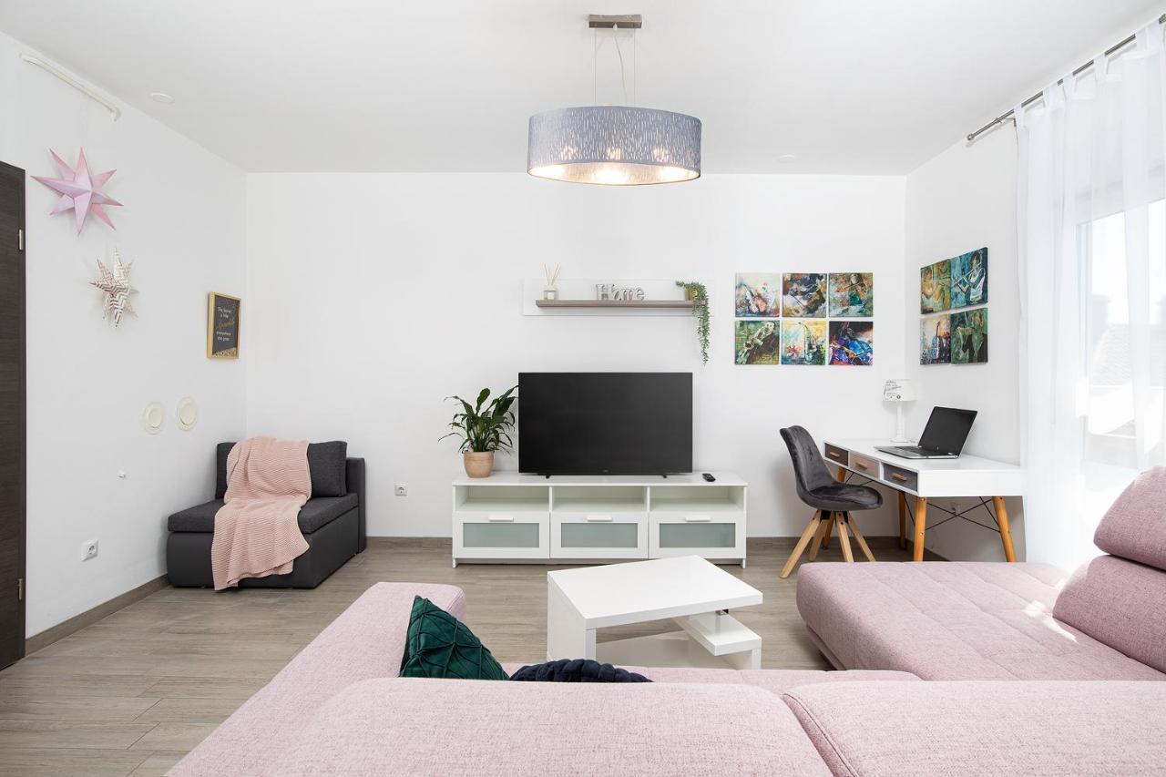 Sweet Center With Balcony & Private Parking Apartment